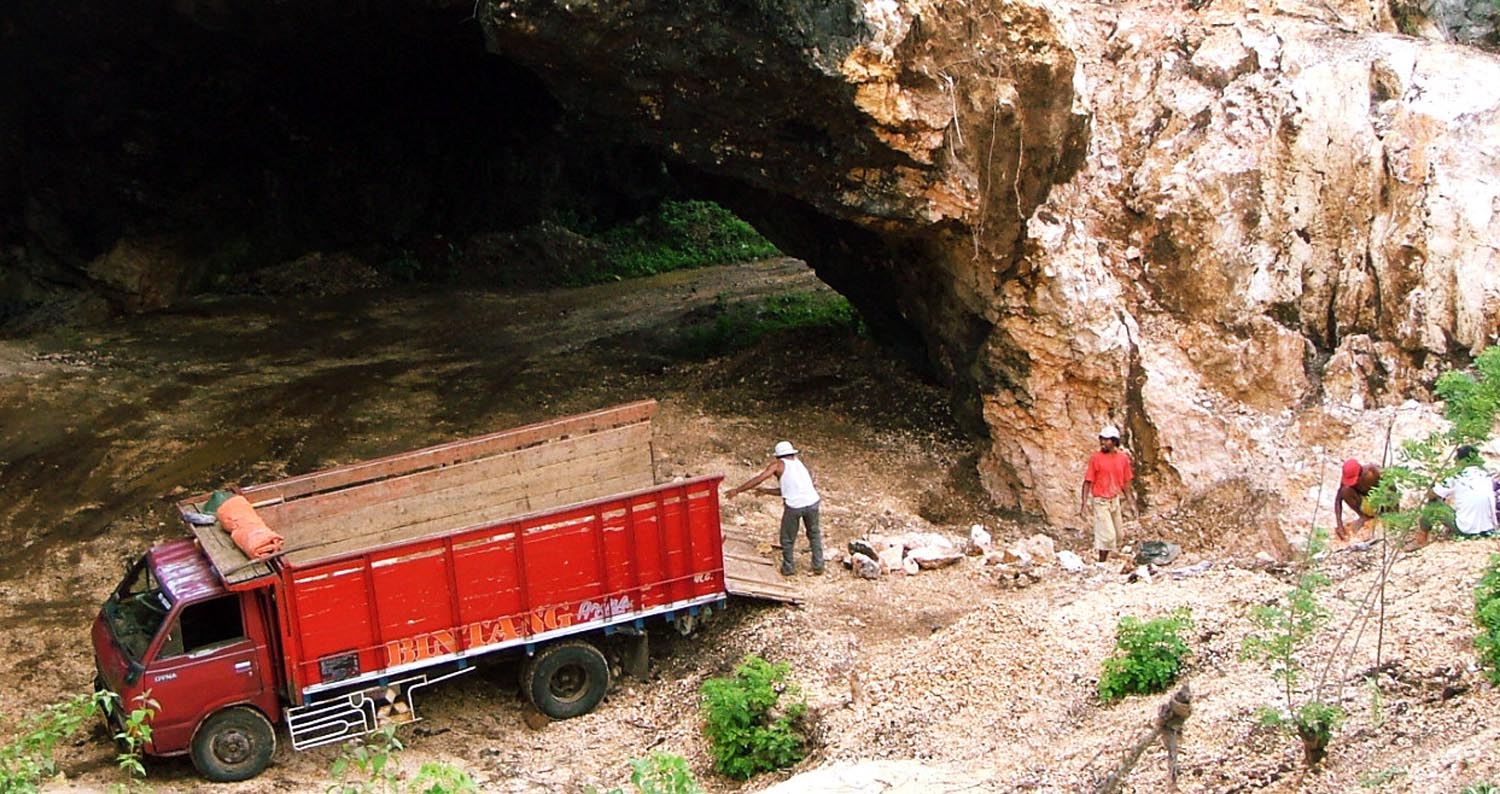 Ilustrasi penambangan batu gamping di kawasan karst