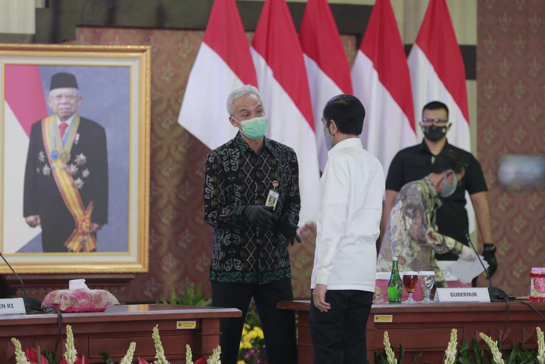  Gubernur Ganjar Pranowo membeberkan penanganan Covid-19 kepada Presiden, di kantor Gradika Kantor Gubernur Jateng, Kota Semarang, 