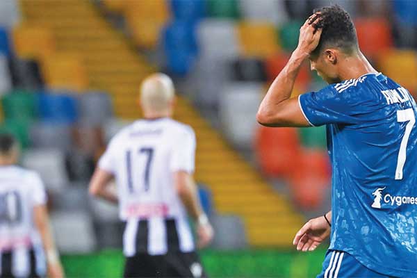 Ujung tombak Juventus, Cristiano Ronaldo, bereaksi di tengah lapangan ketika timnya takluk 1-2 dari Udinese 