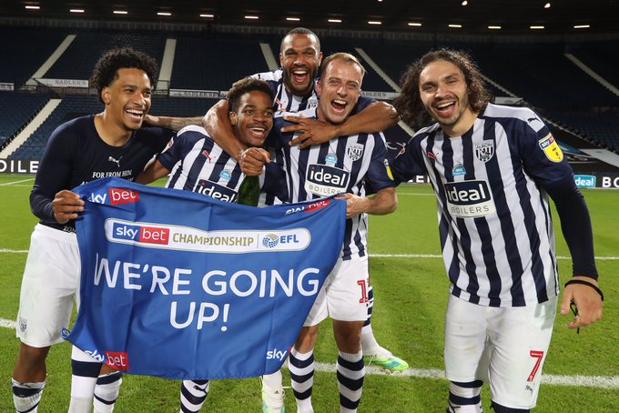 Para pemain West Bromwich Albion merayakan keberhasilan mereka meraih promosi ke Liga Primer Inggris.