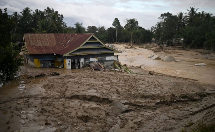 Sebuah rumah tenggelam lumpur akibat banjir bandang di Desa Radda, Kabupaten Luwu Utara, Sulawesi Selatan, Selasa (14/7/2020).