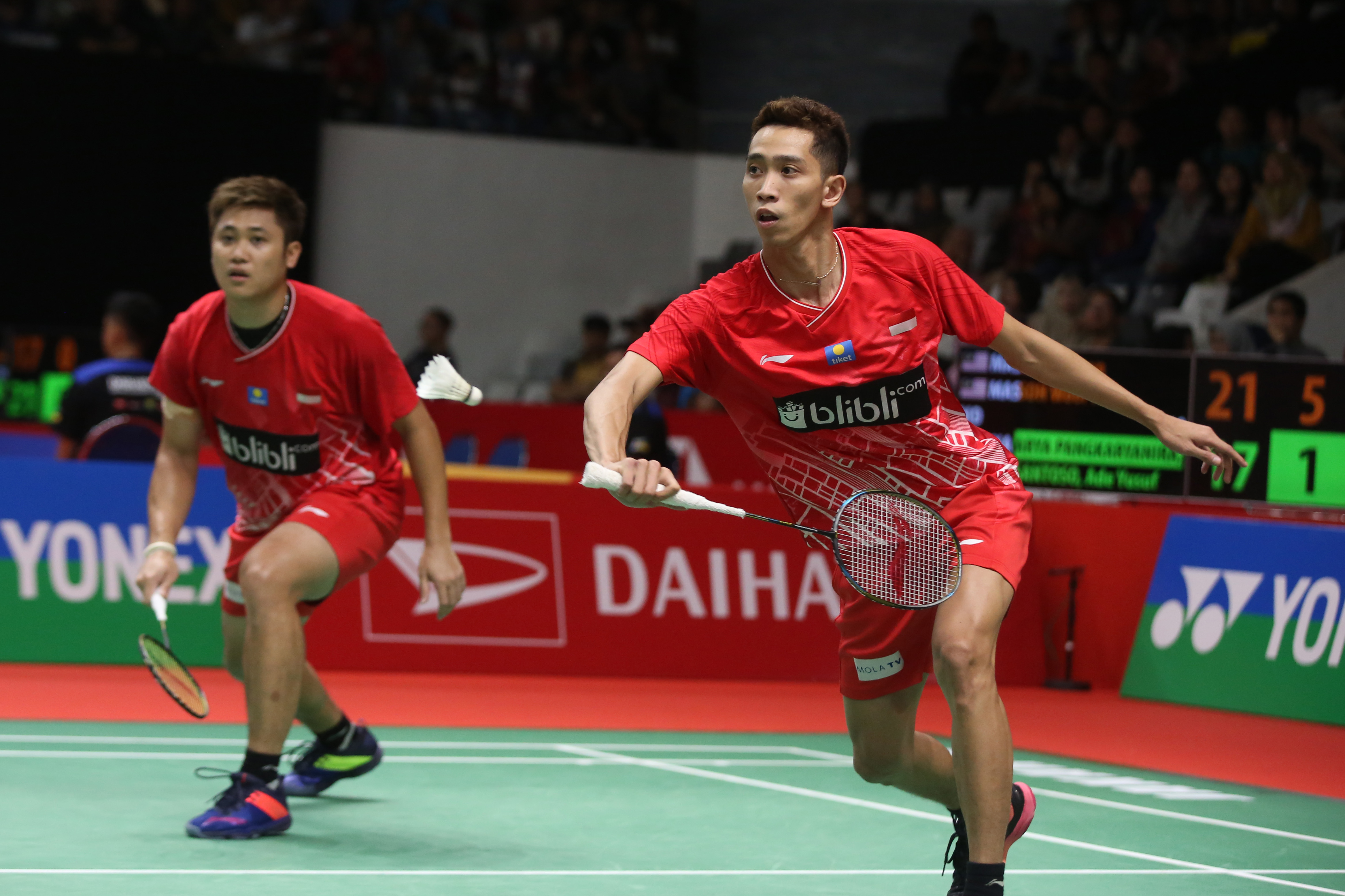 Pebulu tangkis ganda putra Indonesia Ade Yusuf Santoso (kanan) yang berpasangan dengan Wahyu Nayaka