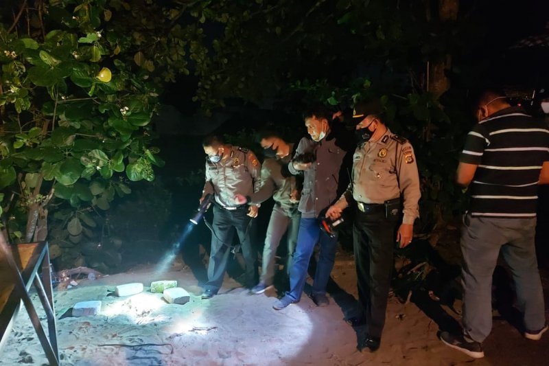 Petugas Polsek Kuta Utara menemukan Kerangka tengkorak manusia di Pura Bias Aud, Banjar Batu Belig, Badung, Bali, Minggu (5/7).