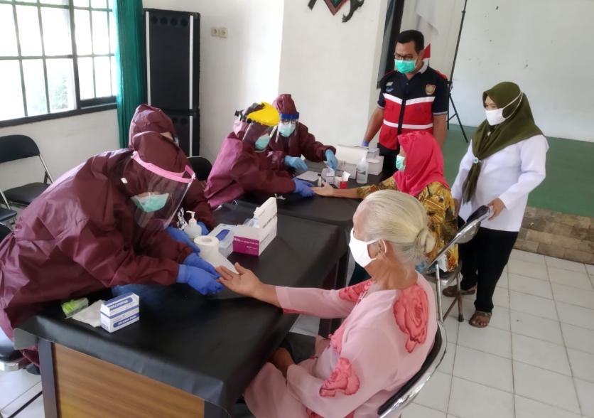 Petugas kesehatan menggelar rapid test kepada penghuni Panti Werdha dan Panti Sosial Bina Laras Pambelum, Kalimantan Tengah.