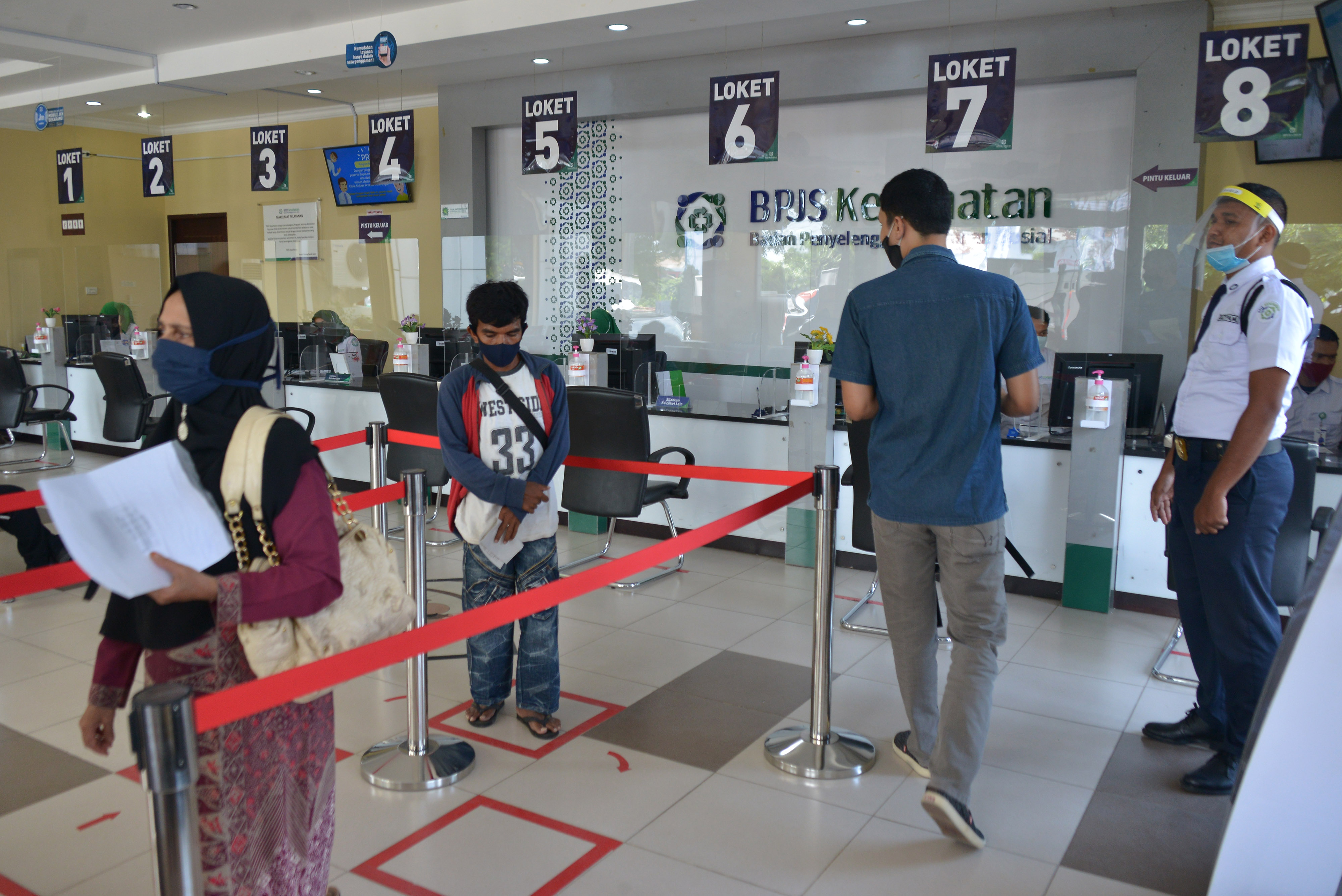 Warga mengurus keanggotaan peserta jaminan kesehatan di kantor BPJS Kesehatan, Banda Aceh, Aceh, Senin (6/7).