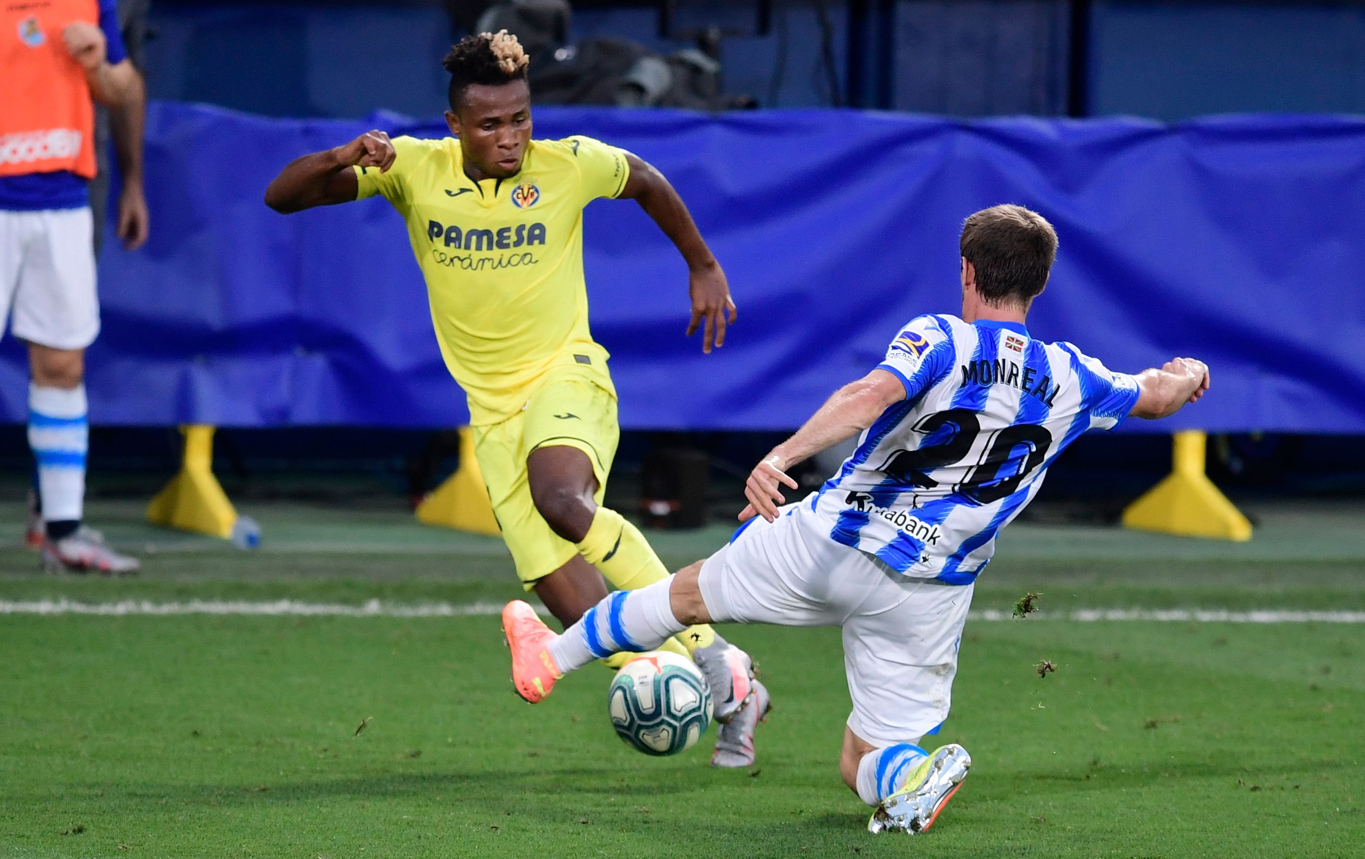 Pemain Villarreal Samuel Chukweze (kiri) berusaha melewati hadangan pemain Real Sociedad dalam lanjutan La Liga, Selasa (14/7).   