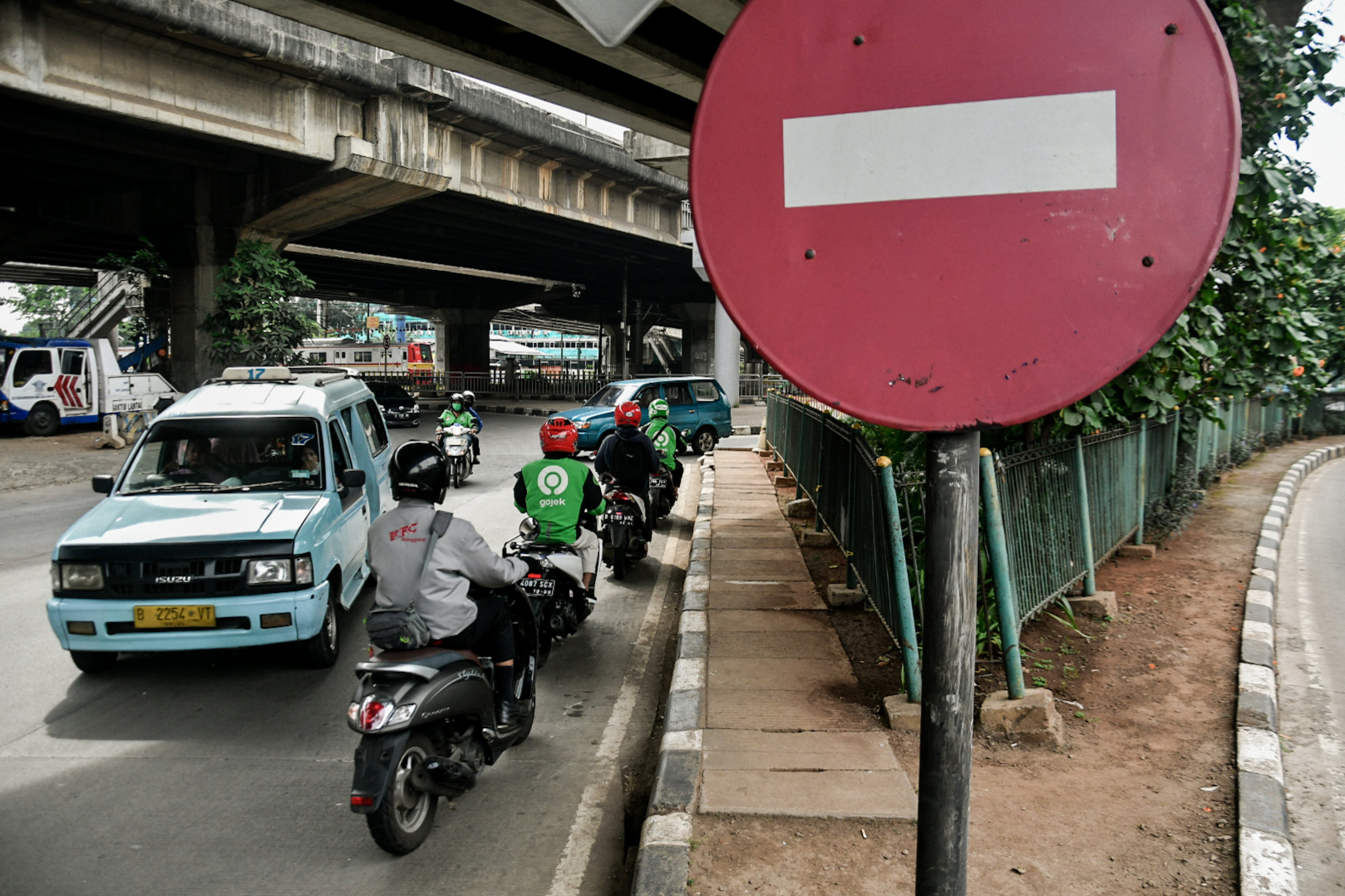 Sejumlah pengendara motor melawan arus di Jalan TB Simatupang, Jakarta, Kamis (9/7/2020).