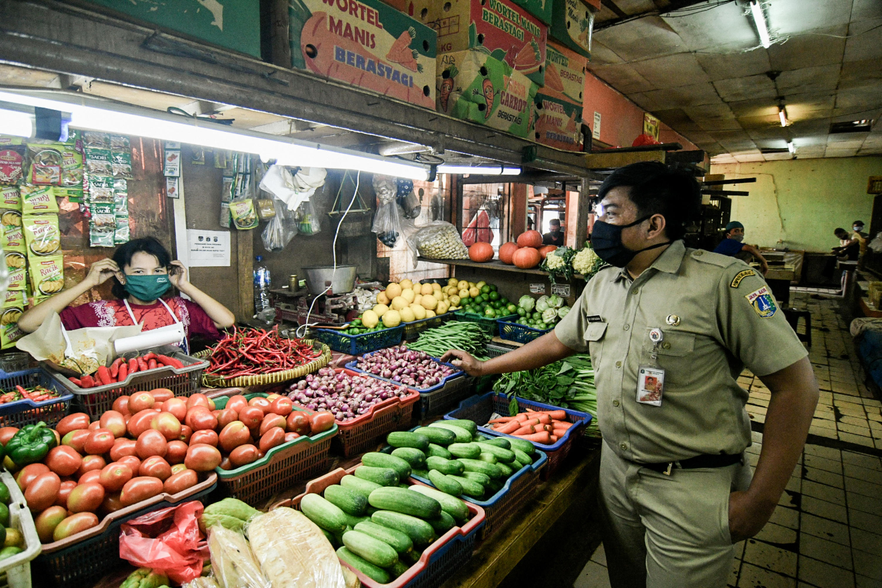 ASN Pemprov DKi melakukan pengawasan PSBB Transisi di Pasar tradisional