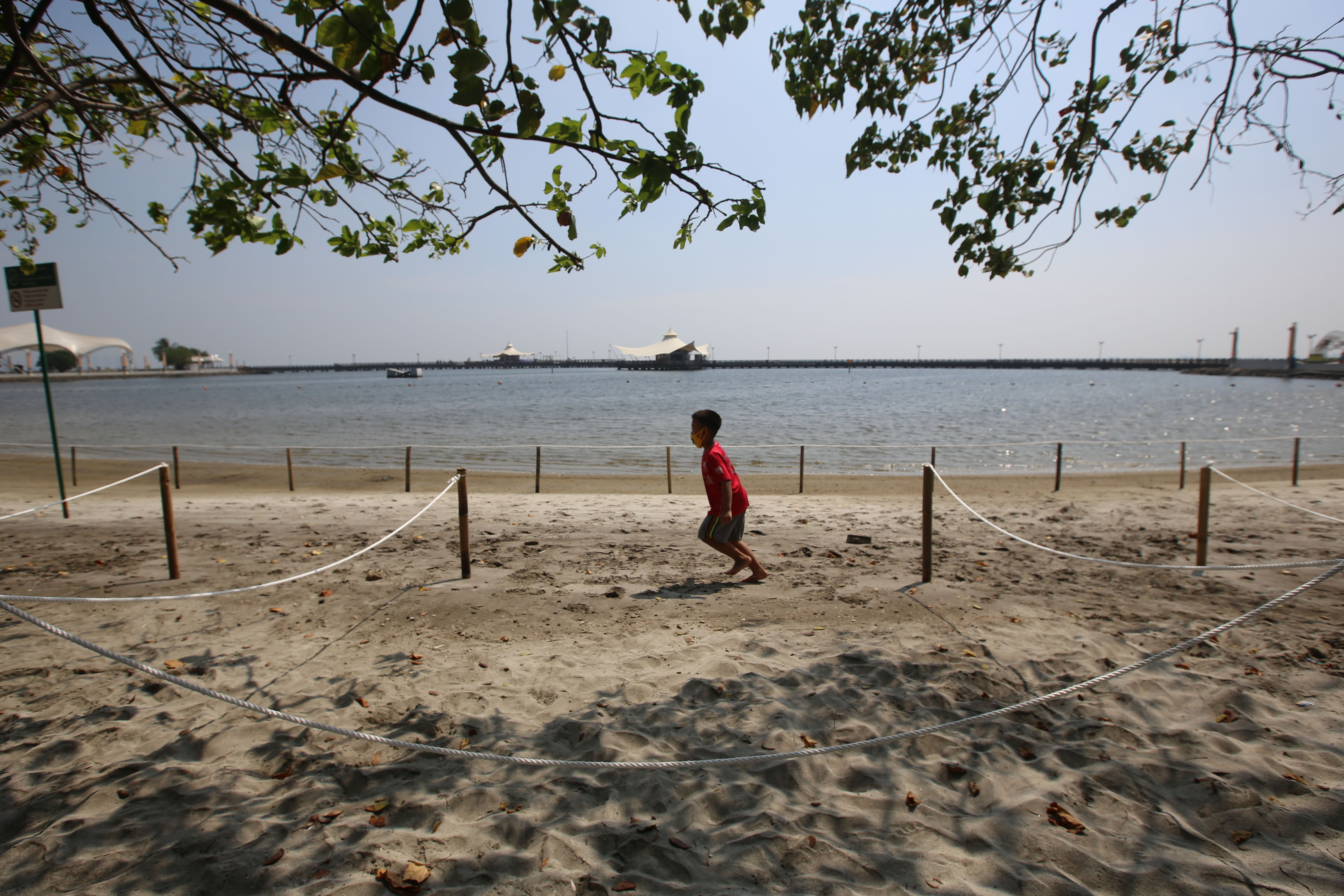 Pengunjung menikmati Pantai Ancol, Jakarta, yang sudah kembali dibuka.