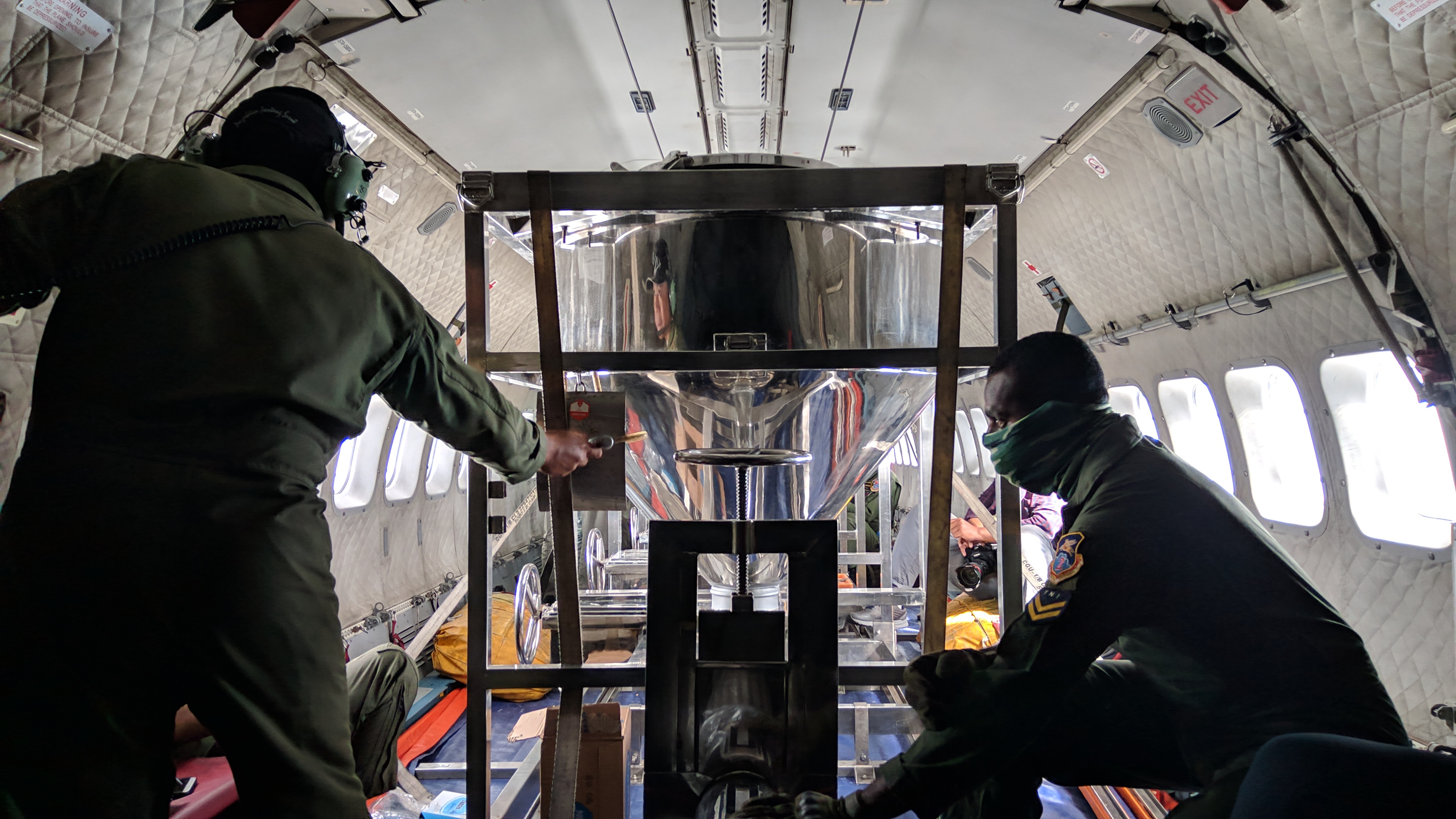 Kru pesawat melakukan penyemaian garam untuk menghasilkan hujan buatan