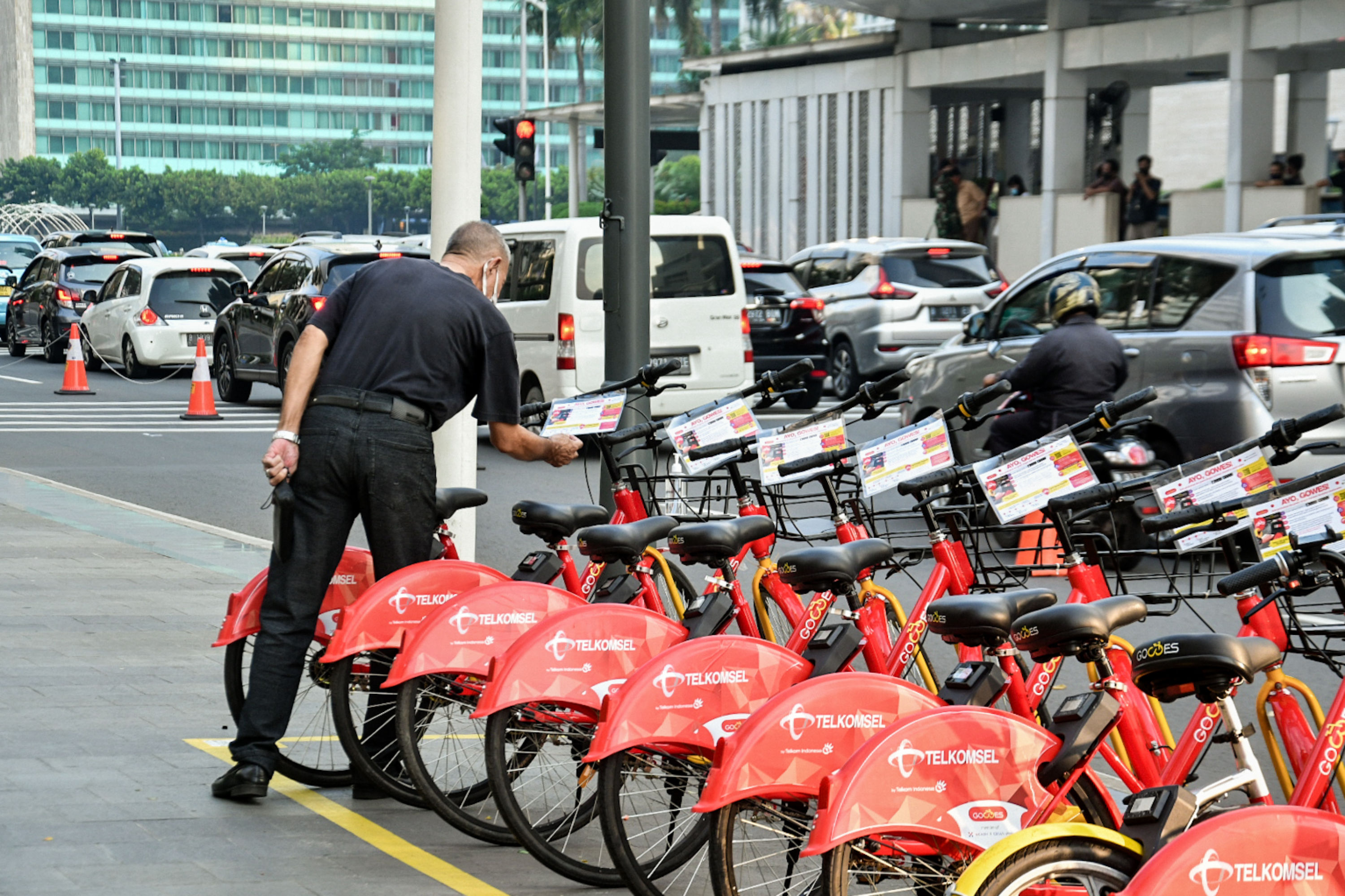 Warga menggunakan jasa penyewaan sepeda di kawasan Bundaran HI, Jakarta.