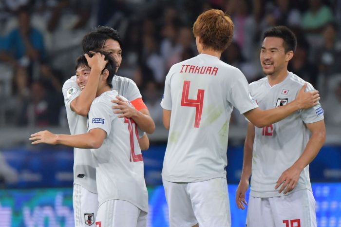 Para pemain Jepang merayakan gol mereka ke gawang Ekuador.  