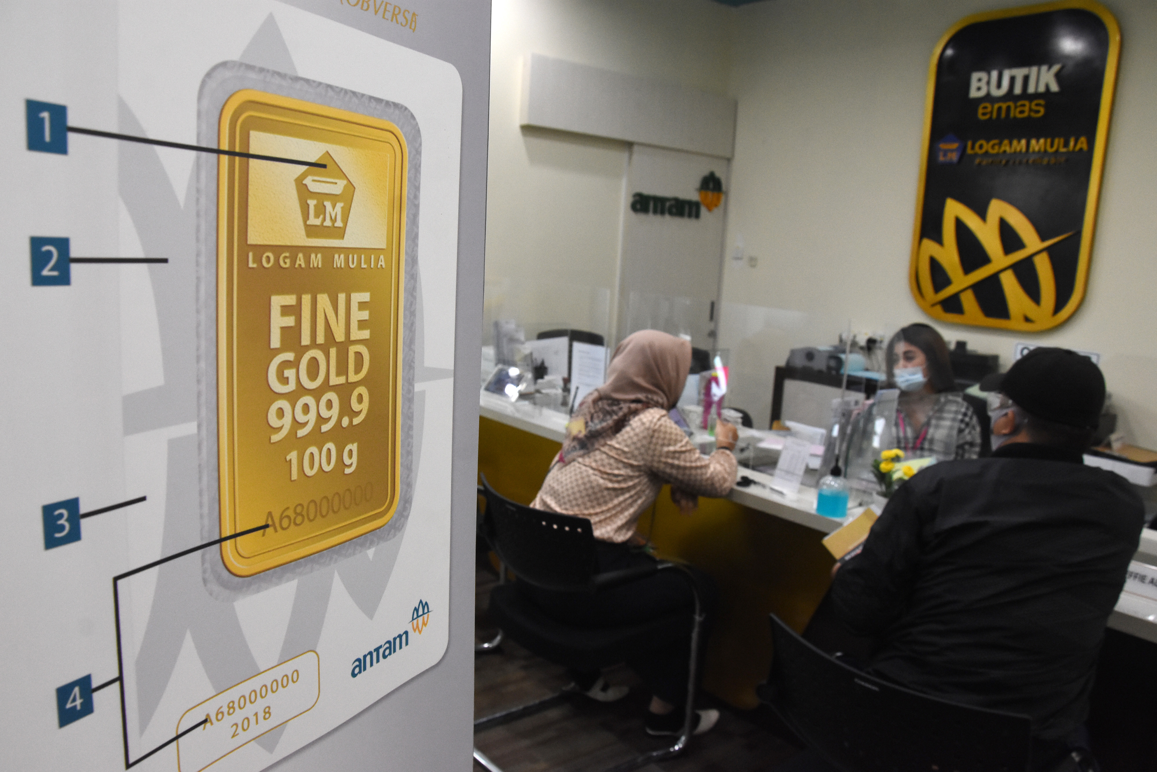 Harga emas24 karat Antam telah menembus Rp1 juta per gram. 
