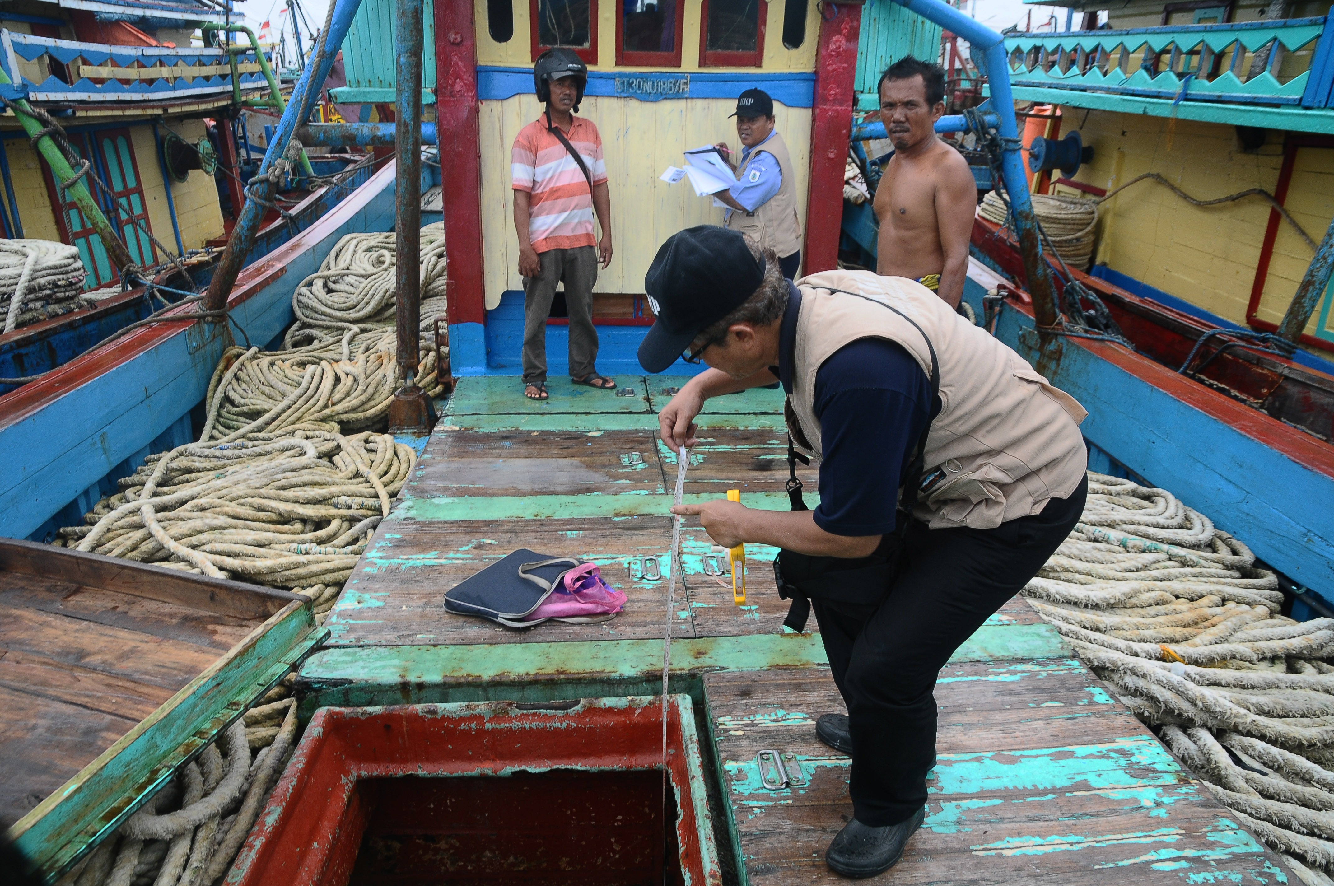 Petugas Dirjen Perikanan Kementerian Kelautan dan Perikanan melakukan pendataan kapal cantrang