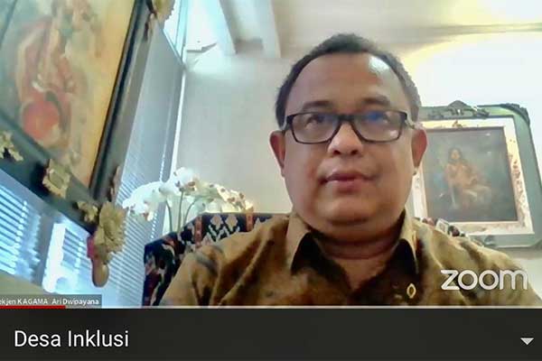 Sekjen PP Kagama AKAN Ari Dwipayana saat berbicara di Webinar Desa Inkklusif