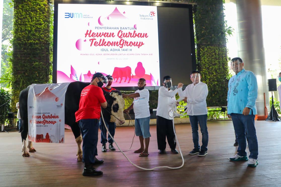 Penyerahan hewan kurban. 