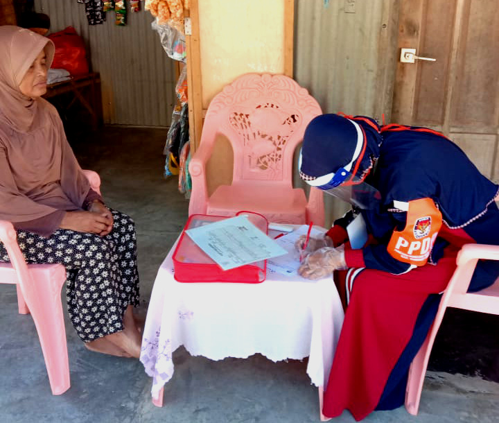 Petugas Pemutakhiran Data Pemilih (PPDP) Sumenep, Jawa Timur, melakukan pencocokan dan penelitian calon pemilih Pilkada Sumenep.