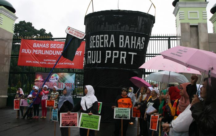 Demonstran mendesak pengesahan RUU Perlindungan PRT dalam unjuk rasa di depan Gedung DPR, 2013 silam.