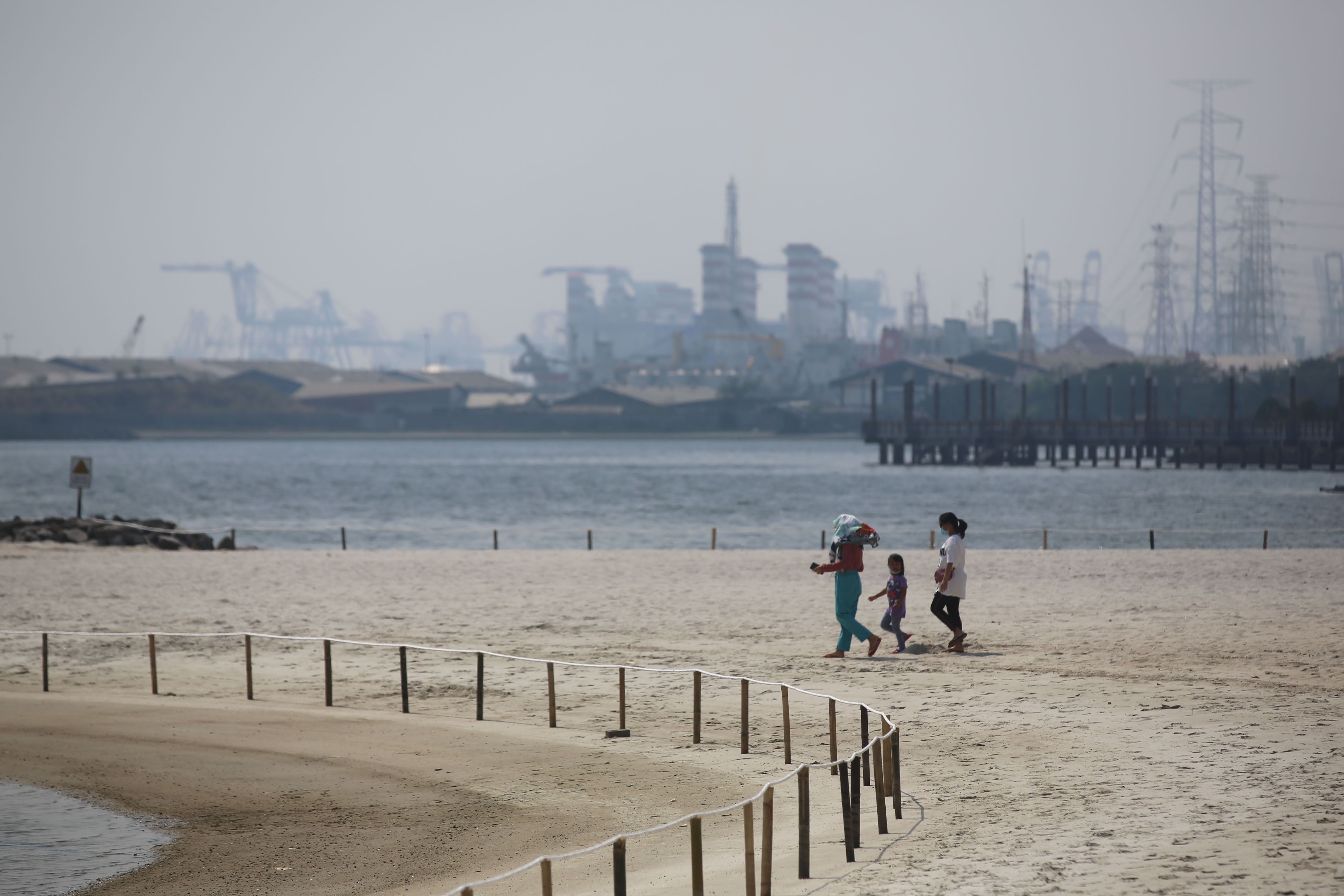 Warga berwisata di Ancol