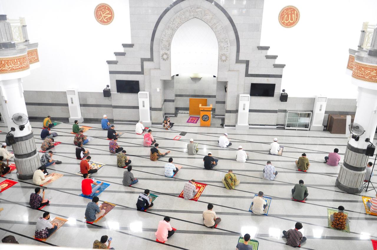 Pelaksanaan ibadah di Masjid Astra Sunter, Jakut. 
