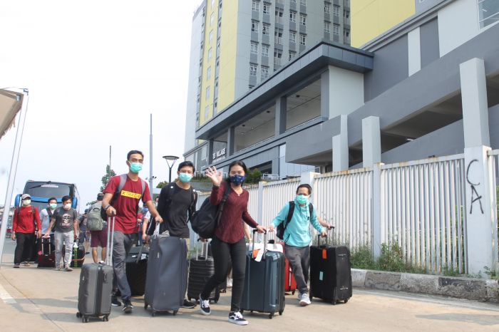 Warga meninggalkan Wisma Atlet Kemayoran