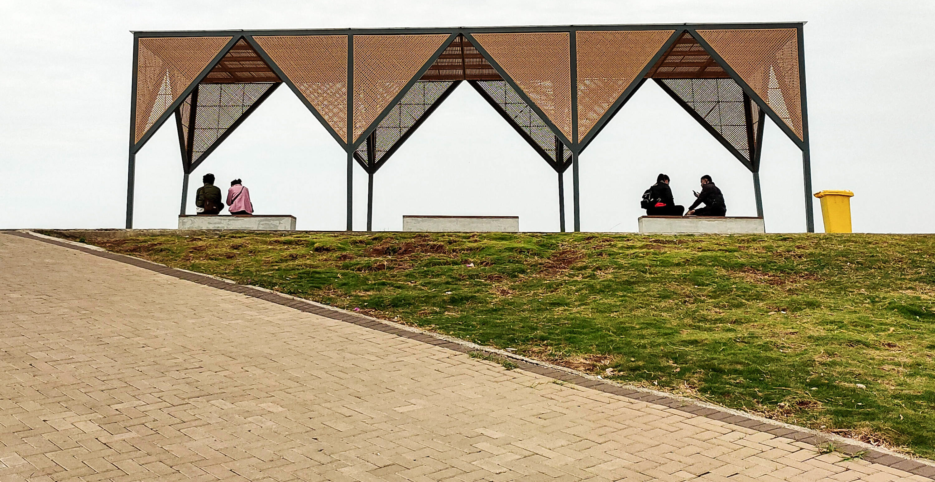  Warga beraktifitas di salah satu taman yang ada di Pulau Reklamasi Teluk Jakarta, Jumat (3/7/2020)