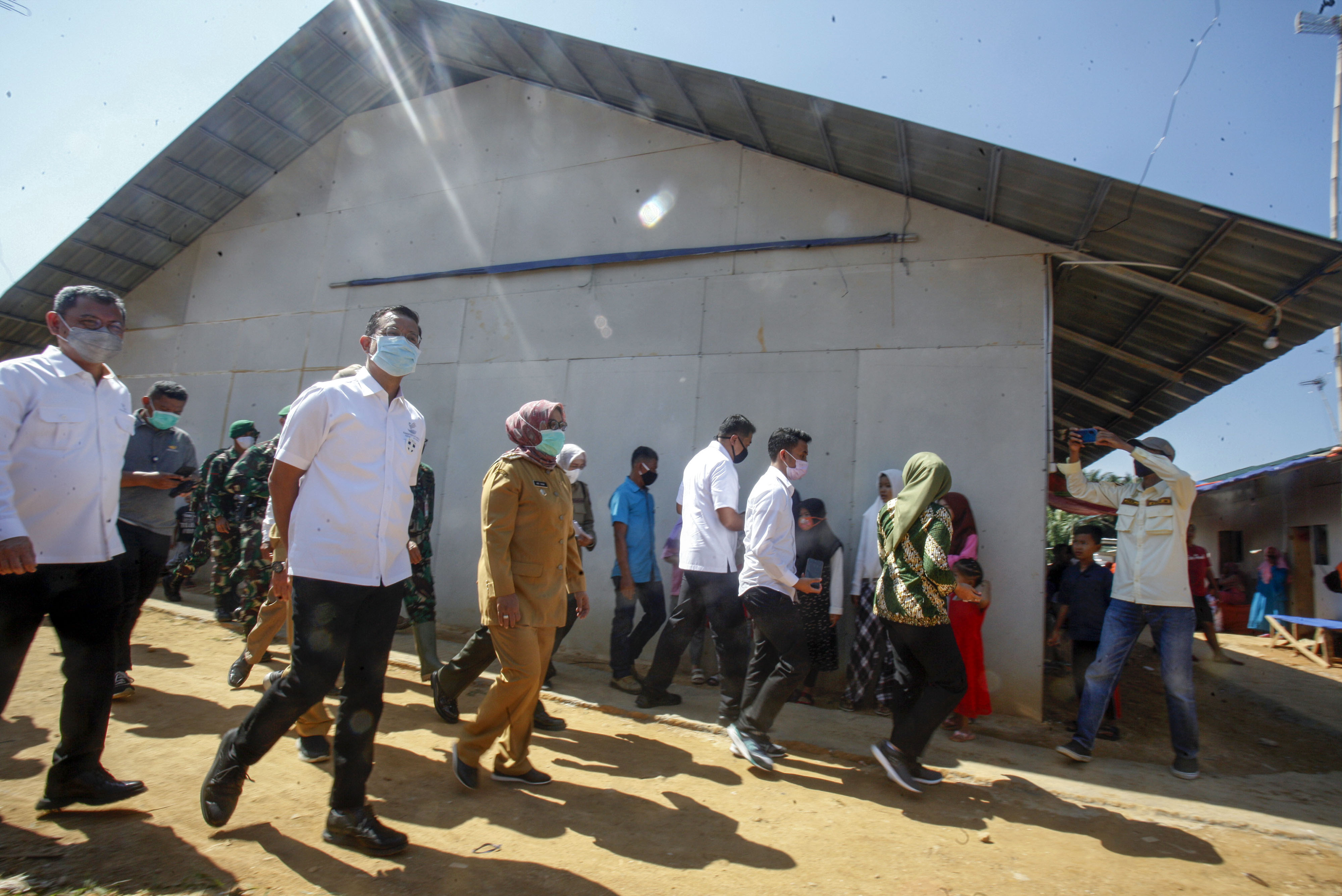Mensos Juliani Batubara meninjau hunian sementara korban bencana banjir bandang dan longsor di Sukajaya, Bogor, Jawa Barat, Senin (6/7)
