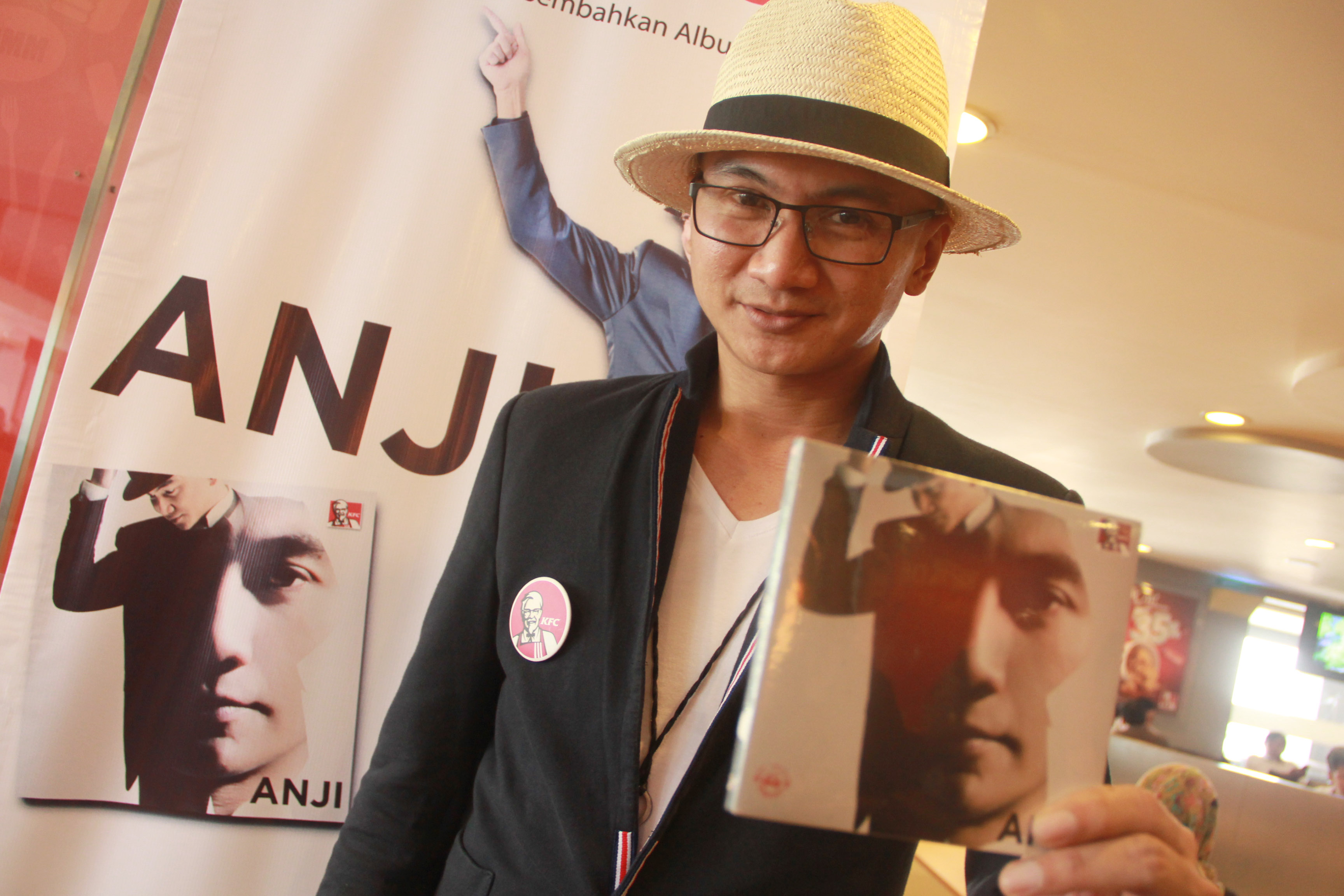 Musisi Anji saat merilis album solonya di Jakarta.