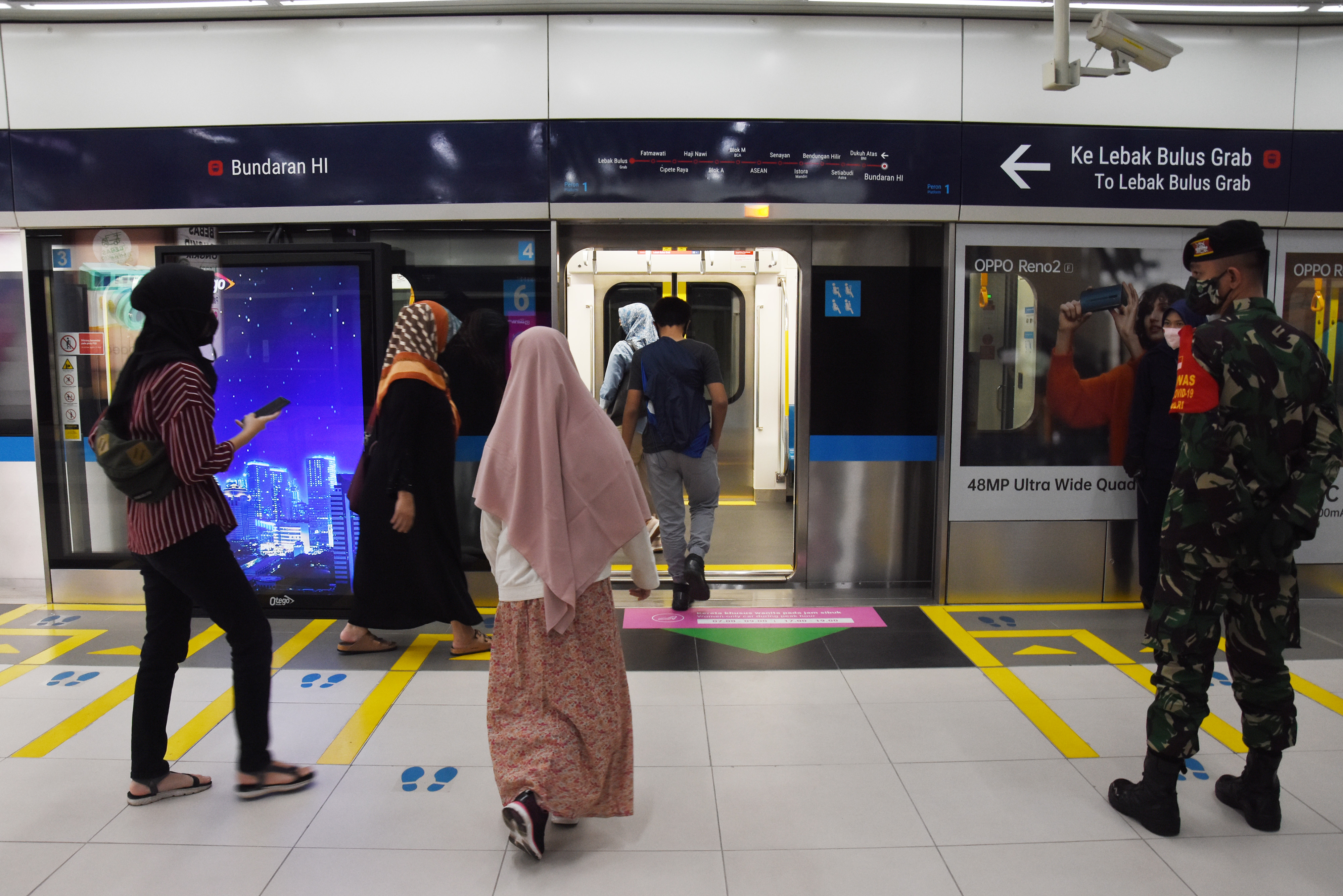 Penumpang menaiki kereta MRT di Stasiun Bunderan HI, Jakarta.