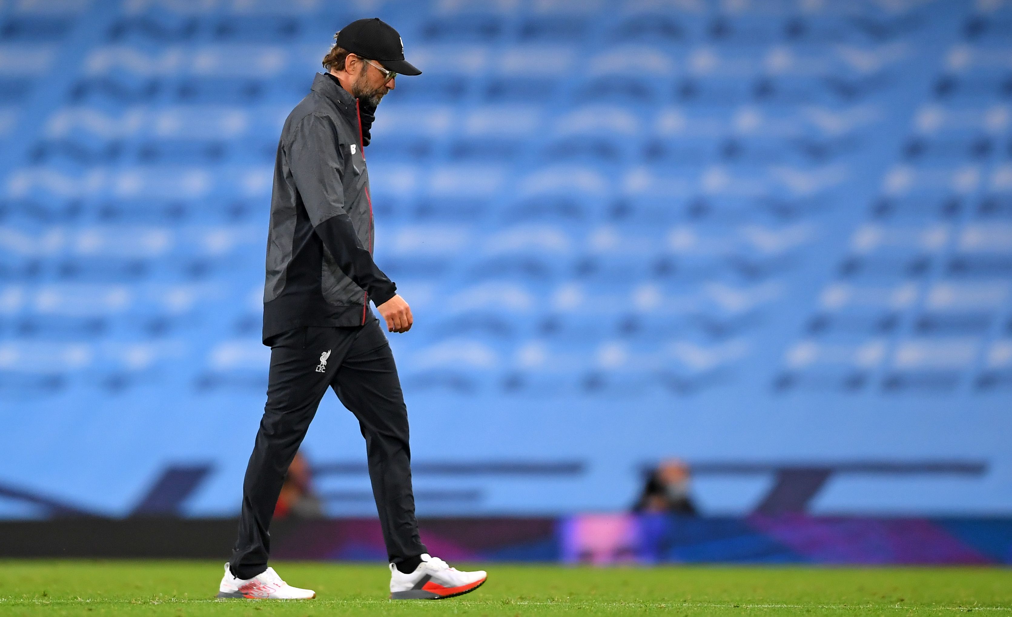 Pelatih Liverpool Jurgen Klopp tertunduk lesu usai tim asuhannya kalah 0-4 dari Manchester City, Jumat (3/7) di Etihad Stadium.