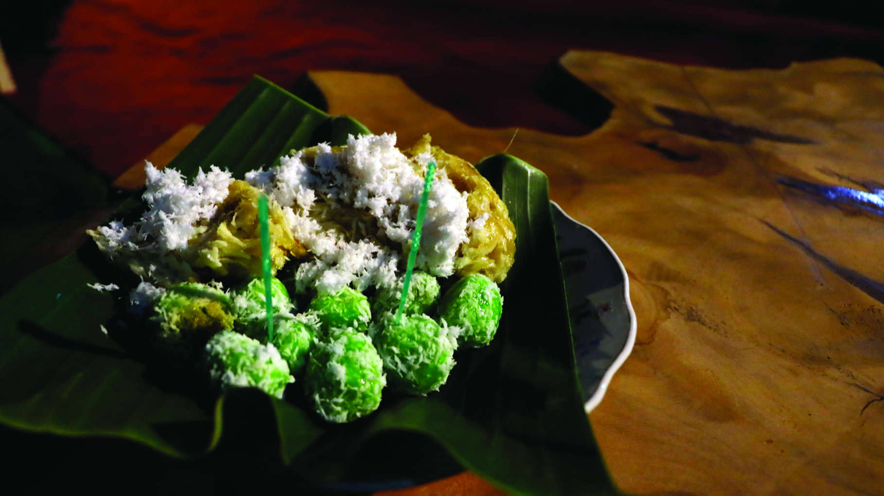 Kue Klepon (depan warna hijau)