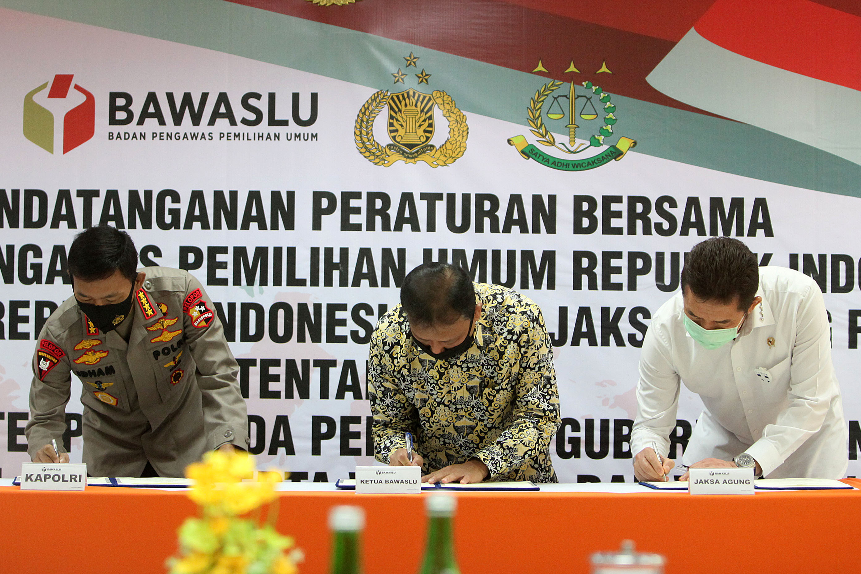 Penandatangan peraturan bersama pengawasan Pilkada 2020