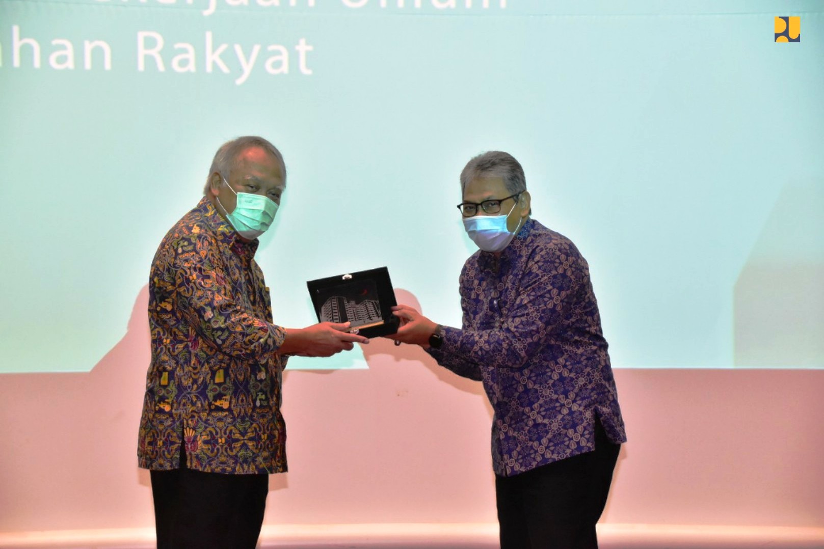 Menteri PUPR Basuki Hadimuljono (kiri).