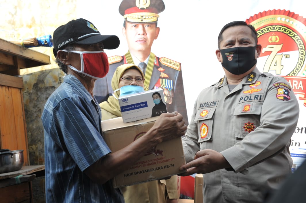 Polri memberikan bantuan paket sembako ke pedagang kaki lima