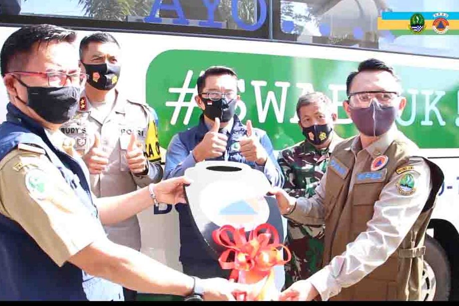 Kepala Pelaksana BPBD Jabar Dani Ramdan (kanan) menyerahkan bantuan disaksikan Gubernur Jabar Ridwan Kamil