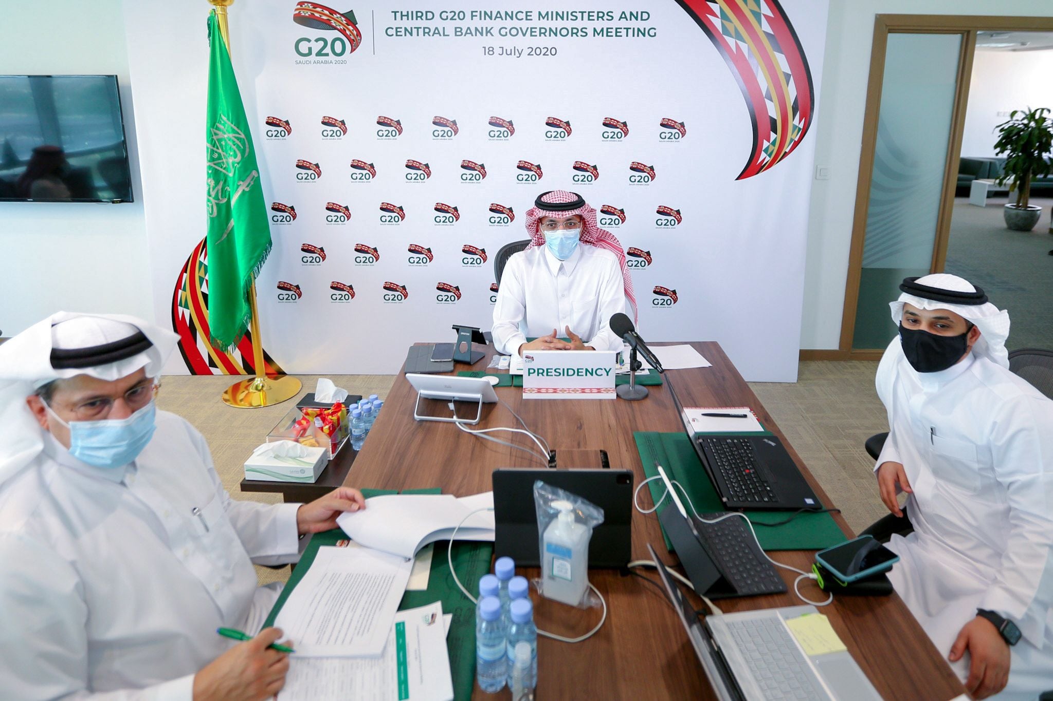 Menteri Keuangan Arab Saudi Mohammed Al-Jadaan (tengah) memimpin pertemuan menteri keuangan negara-negara anggota G20.