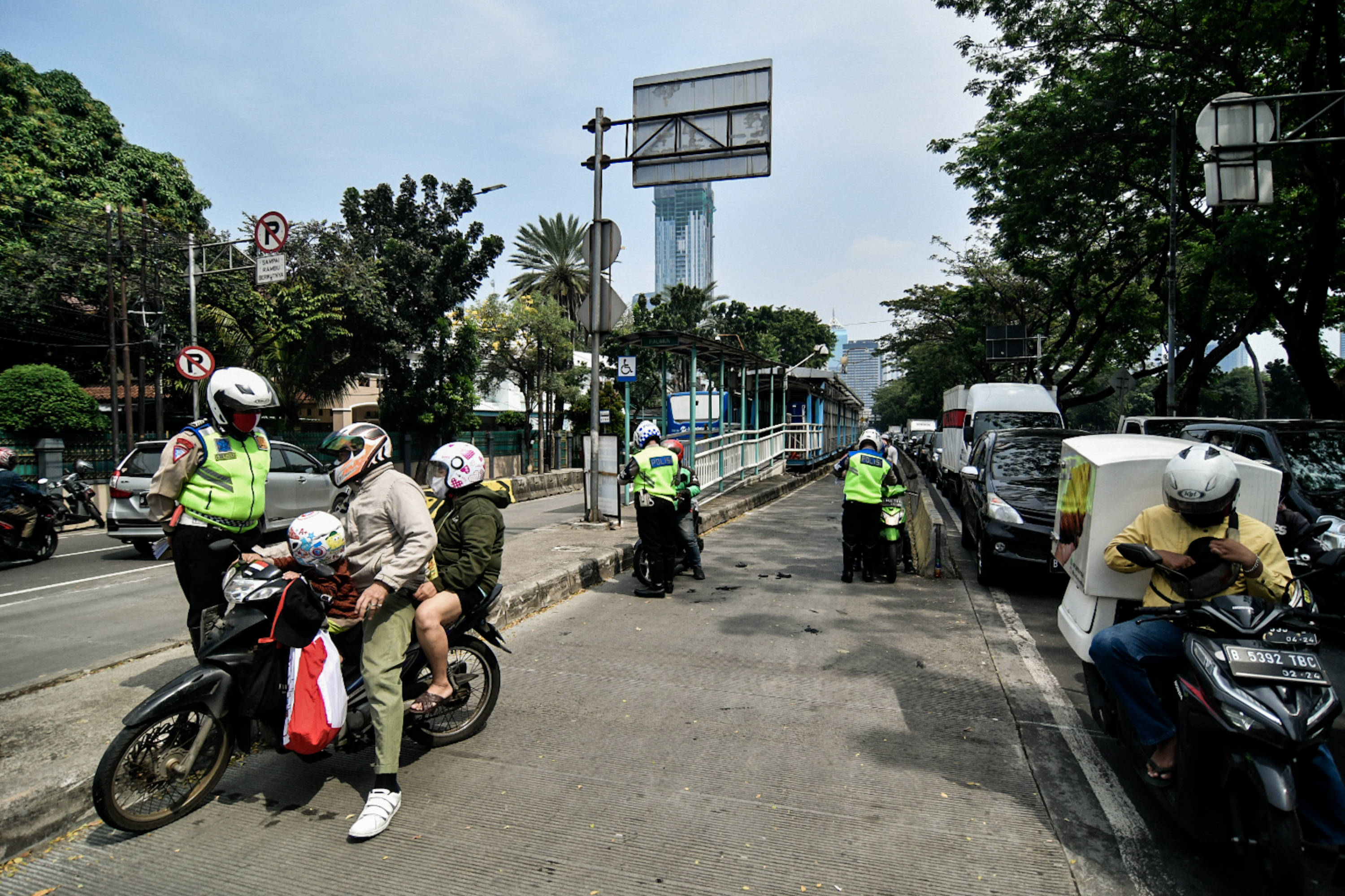  Polisi Lalu lintas memberhentikan sejumlah kendaraan yang kedapatan menerobos jalur TransJakarta pada hari ke-2 Operasi Patuh Jaya 2020