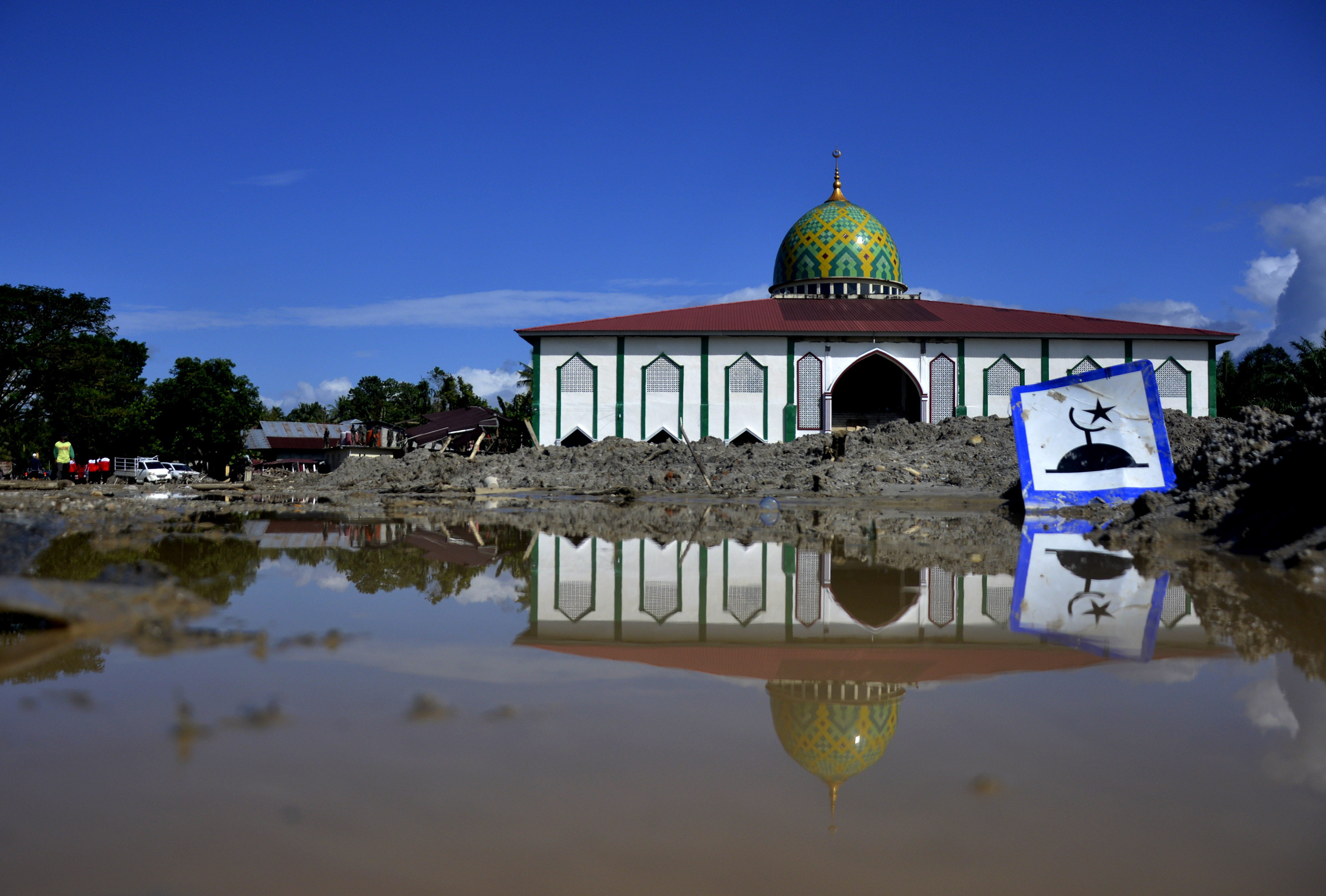 Kondisi salah satu masjid yang tertimbun lumpur pasca banjir bandang di Desa Radda, Kabupaten Luwu Utara