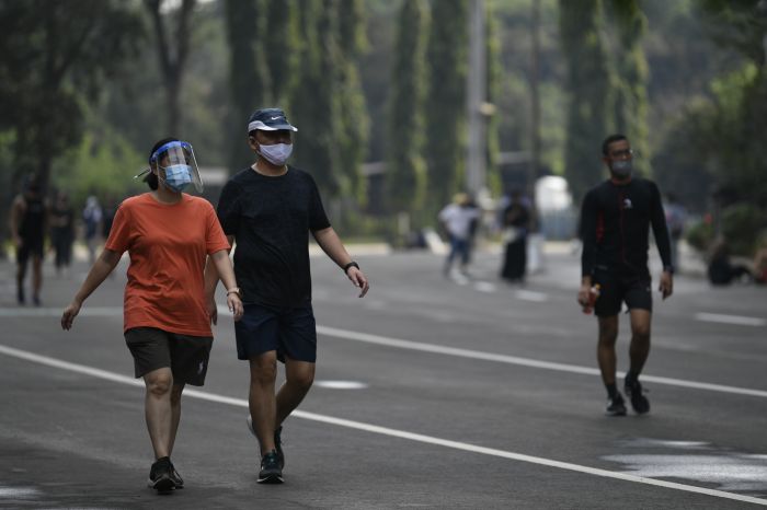 Konsumsi nutrisi yang tepat dan olahraga yang teratur merupakan komponen penting dalam menghadapi era new normal. 