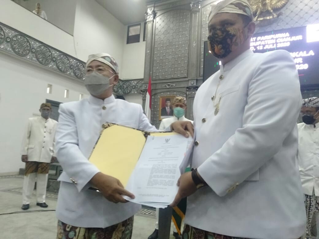 Plt Bupati Cianjur Herman Suherman dan Ketua DPRD Ganjar Ramadhan, menandatangani kesepakatan bersama usulan pembentukan DOB Cianjur Selatan