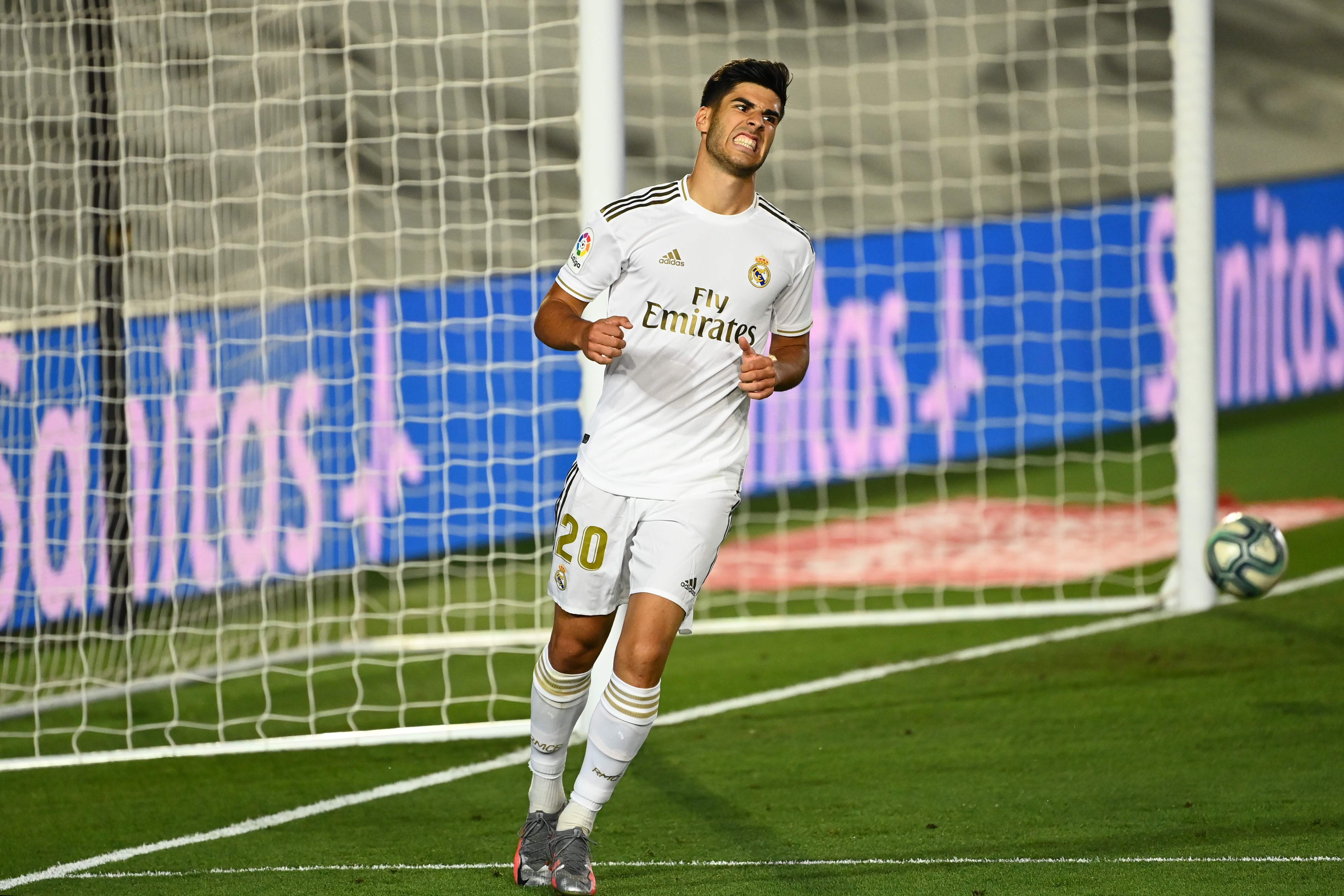 Ekspresi Marco Asensio usai menyumbang gol saat Real Madrid vs Alaves di stadion Alfredo Di Stefano di Valdebebas (10/7/2020)