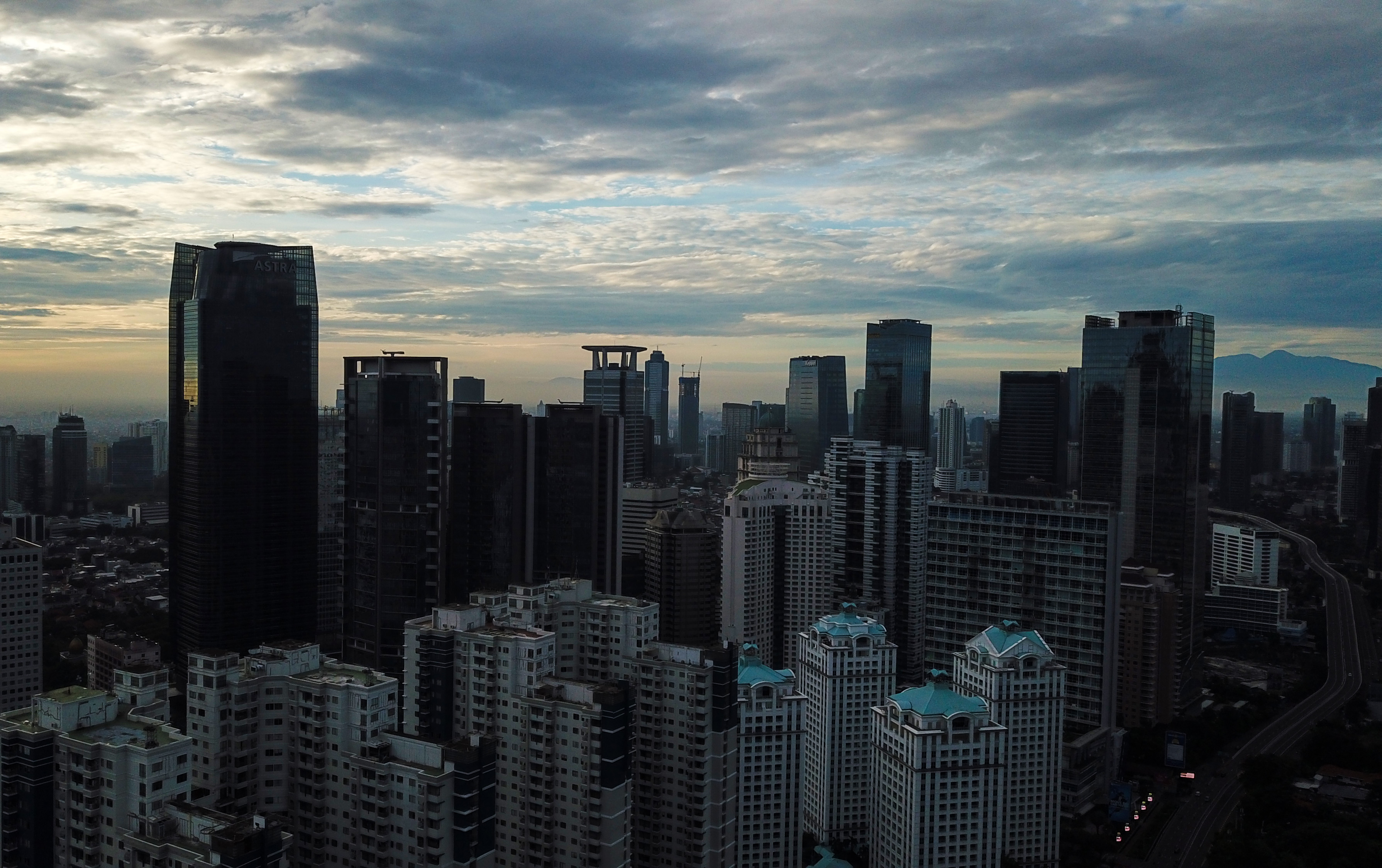 Jajaran gedung perkantoran di Jakarta. BI disarankan memangkas BI rate guna mendorong pemulihan ekonomi