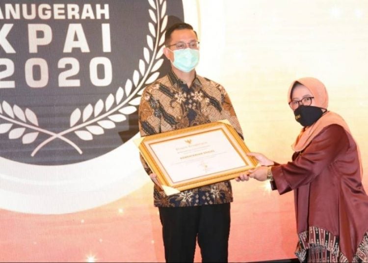 Mensos terima penghargaan dari KPAI
