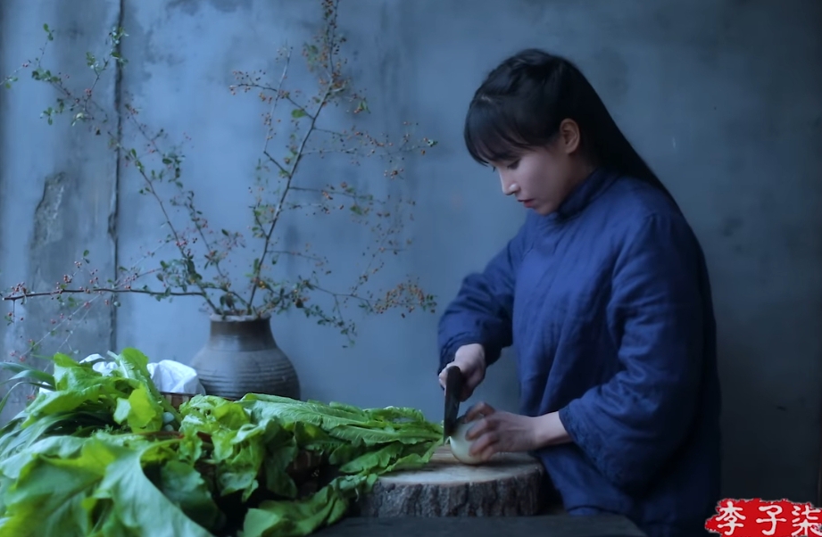 Li Ziqi viral berkat video-video yang menceritakan keseharian di desa.