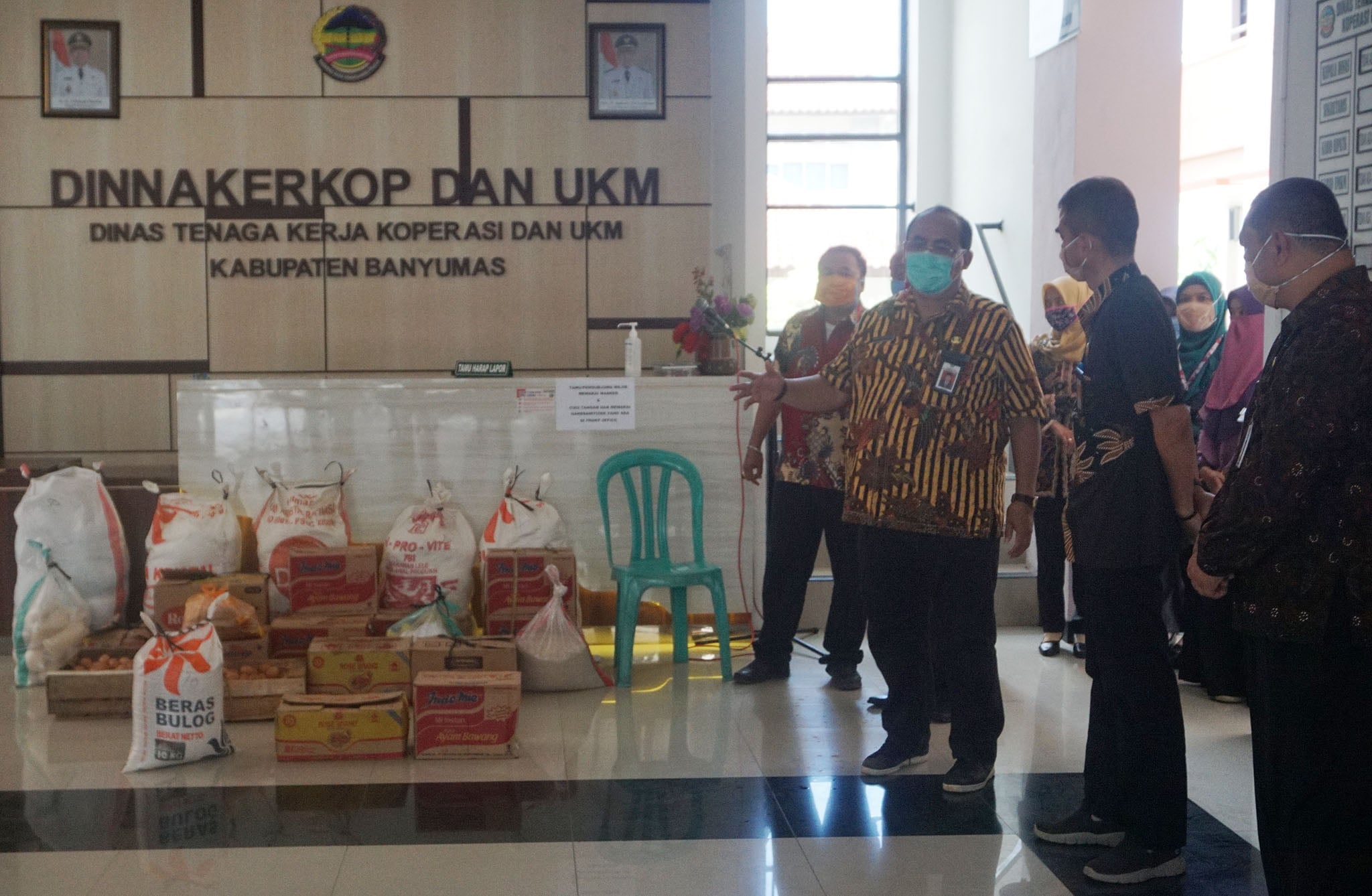 Penyerahan bantuan sembako dilaksanakan oleh Sekda Banyumas Wahyu Budi Saptono