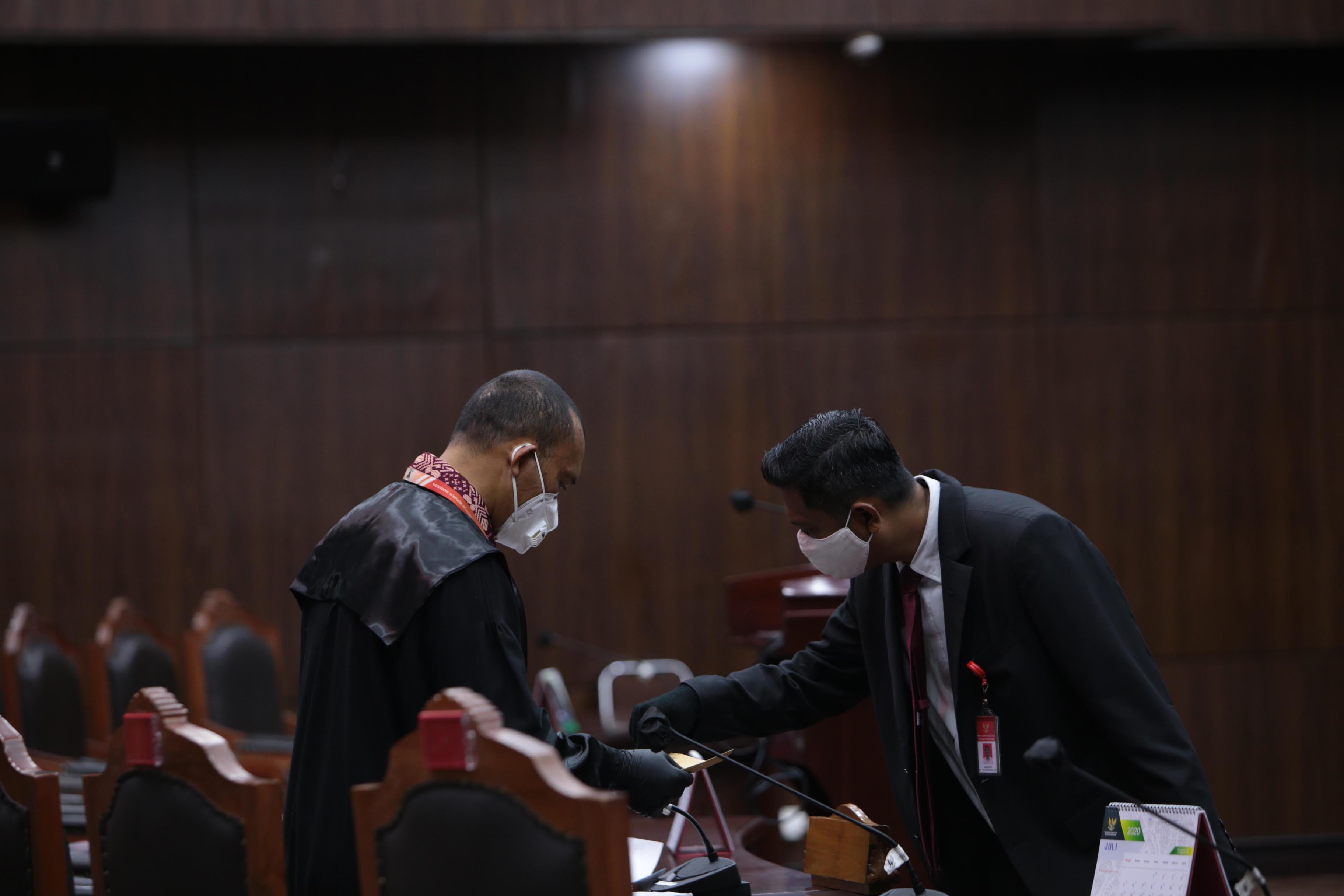 Kuasa hukum Ki Gendeng Pamungkas Julianta Sembiring (kiri) saat mengikuti sidang yang dipimpin hakim konstitusi Saldi Isra.