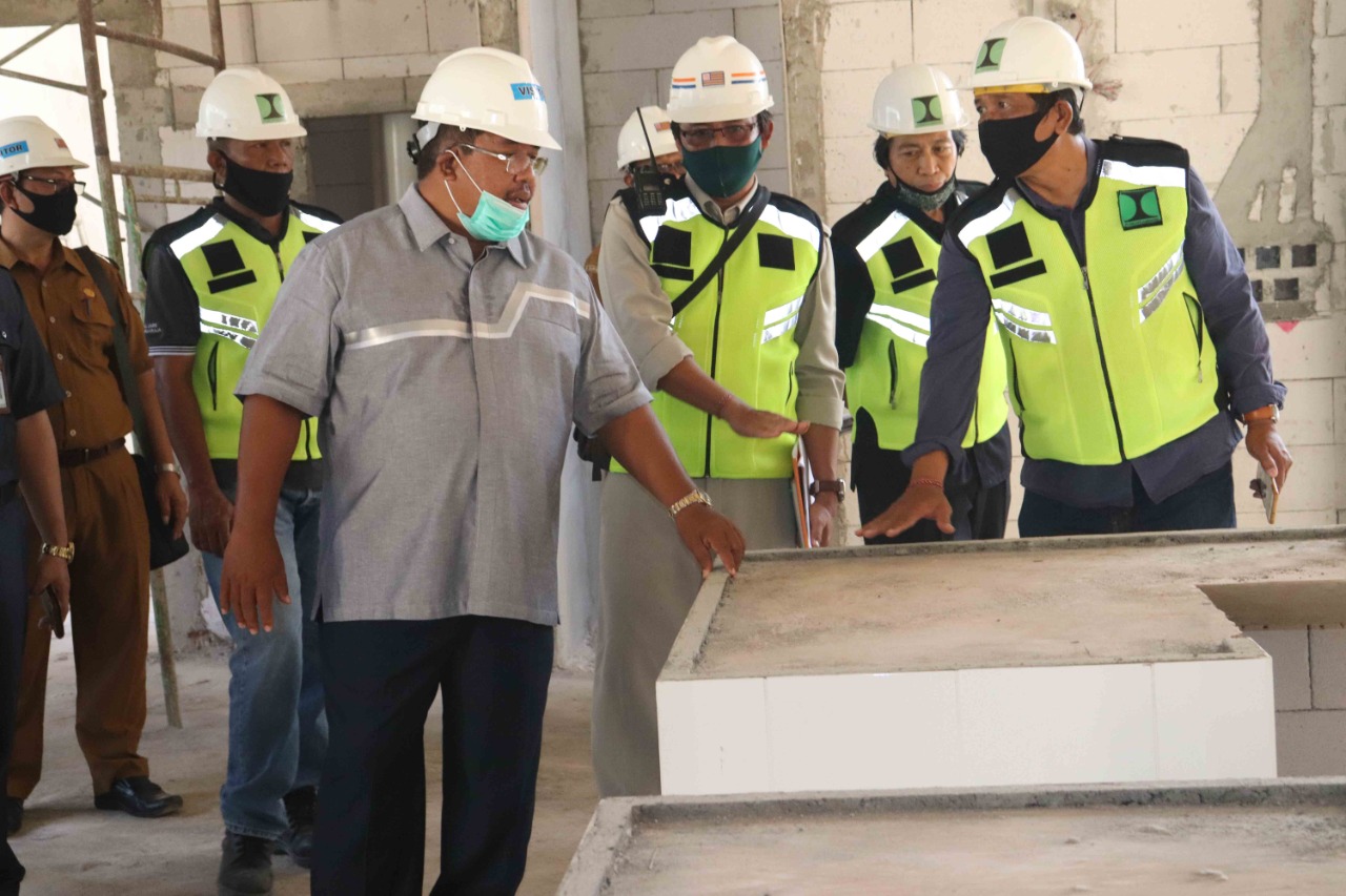 Buparti Buleleng Putu Agus Suradnyana meninjau revitalisasi pasar Buleleng