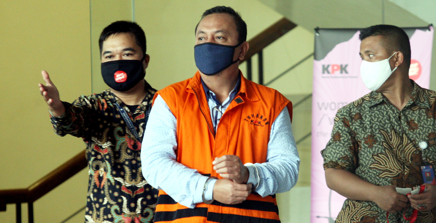 Mantan Ketua DPRD Jambi Cornelis Buston (tengah) saat menjalani pemeriksaan di gedung KPK, Jakarta, Jumat (10/7). 