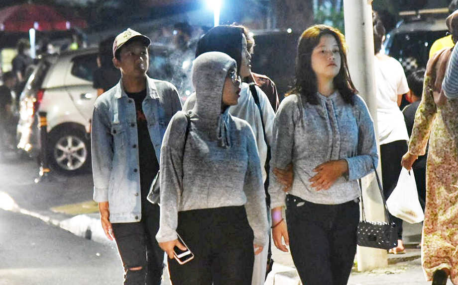 Warga berkumpul tanpa memakai masker di kawasan Blok M, Jakarta
