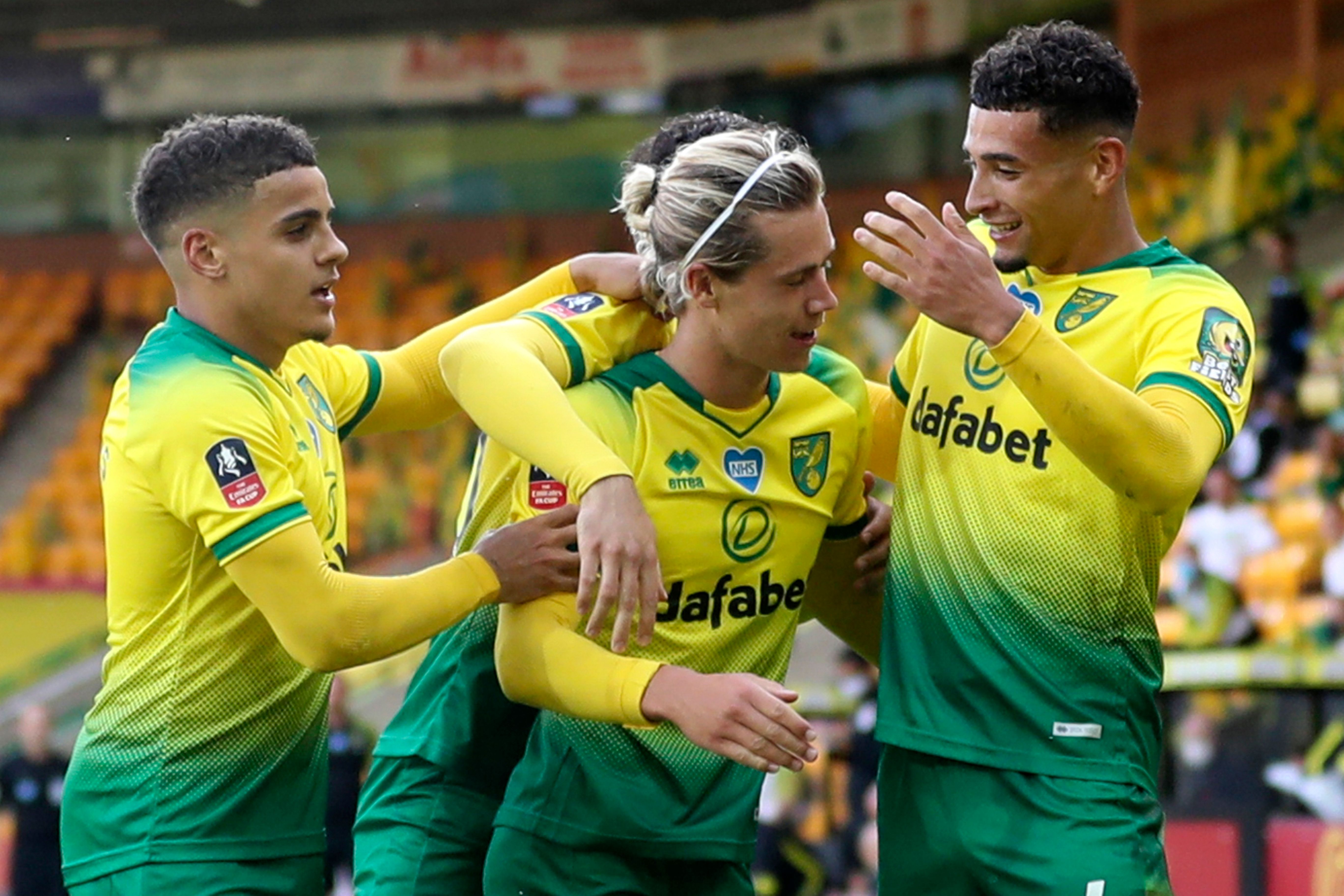 Para pemain Norwich City melakukan selebrasi usai mencetak gol ke gawang lawan.